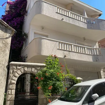 Apartmani Petra I Igor 3* Макарска